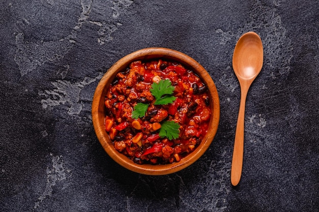 Chili Con Carne in kom op donkere achtergrond Mexicaanse keuken bovenaanzicht