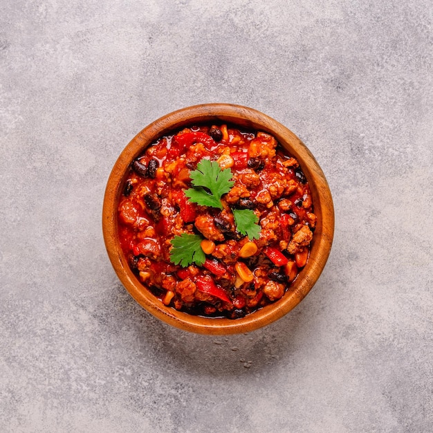 Chili Con Carne in kom op grijze achtergrond Mexicaanse keuken bovenaanzicht