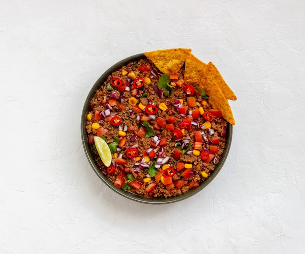 Chili con carne met nachoschips. Mexicaans eten. Nationale keuken.