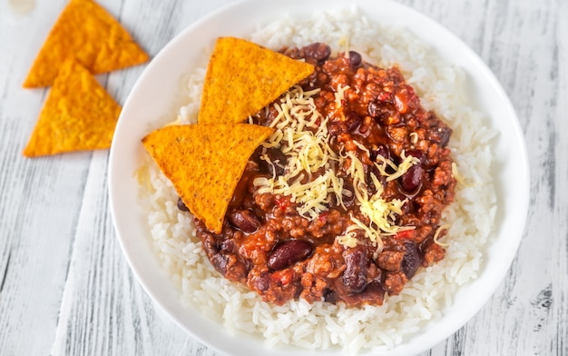 Chili con carne servita con riso bianco