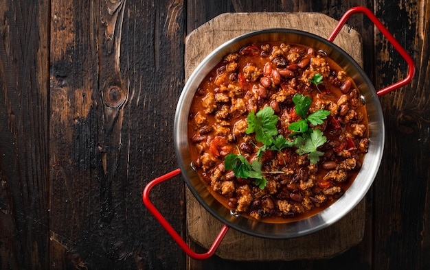 Chili con carne традиционная мексиканская еда, вид сверху, копия пространства