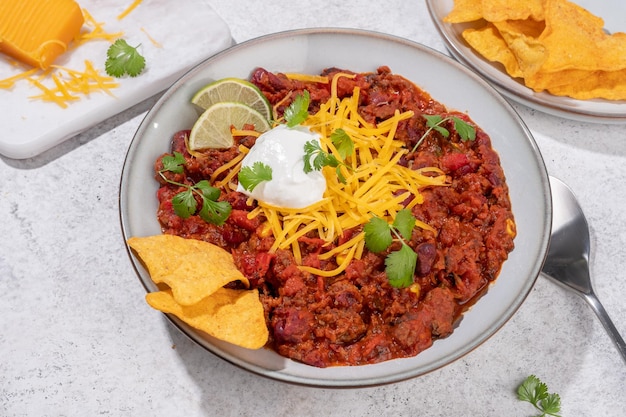 Chili con carne traditioneel Mexicaans stoofvlees van gehakt en groenten in tomatensaus