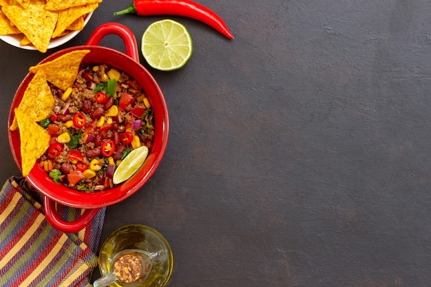 Photo chili con carne with nachos chips. mexican food. national cuisine.