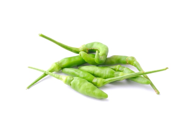 Foto chili peper geïsoleerd op witte achtergrond groene chili peper