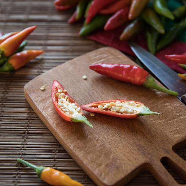 Peperoncini su un tagliere di legno chili pepper close up