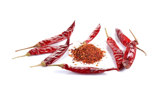 Polvere di peperoncino rosso su bianco