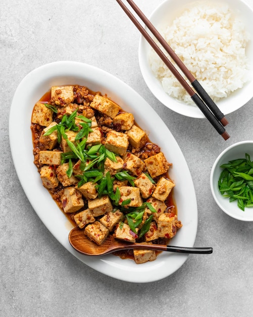 Foto chili tofu traditioneel chinees gerecht bovenaanzicht