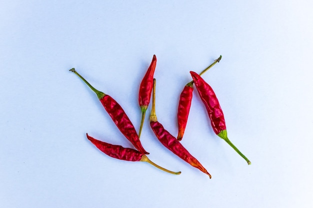 Chilipeper op een witte en donkere achtergrond