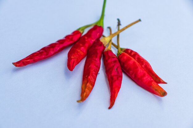 Chilipeper op een witte en donkere achtergrond