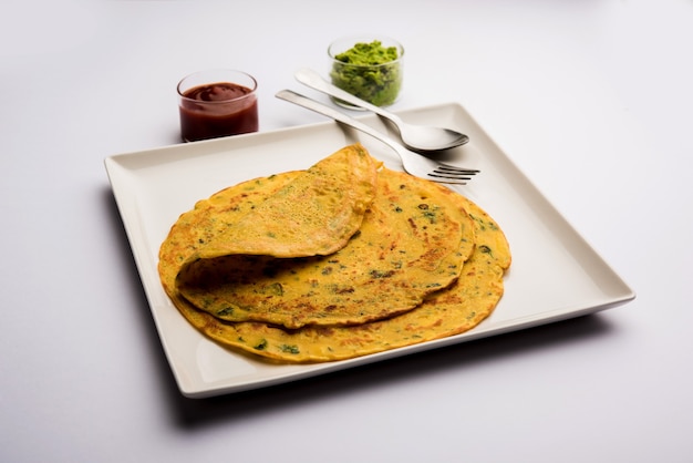 Chilla of Besan cheela is een eenvoudige pannenkoek gemaakt met kikkererwtenmeel en enkele basisingrediënten geserveerd met groene chutney en tomatensaus, ook bekend als vegetarische omelet