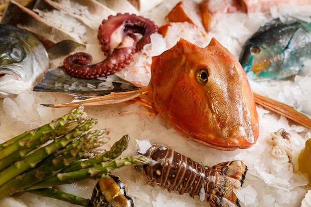 Pesce fresco e frutti di mare refrigerati su ghiaccio