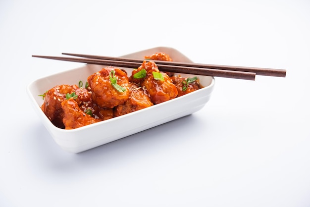 Chilli chicken dry is een populair Indo-Chinees kipgerecht van Hakka Chinees erfgoed