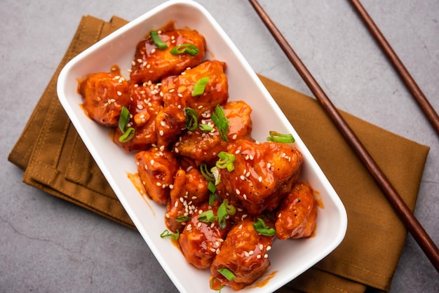 Chilli chicken dry is een populair Indo-Chinees kipgerecht van Hakka Chinees erfgoed