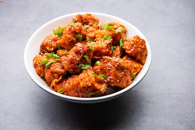 칠리 치킨 드라이는 Hakka 중국 전통의 치킨으로 인기 있는 인도-차이나 요리입니다.