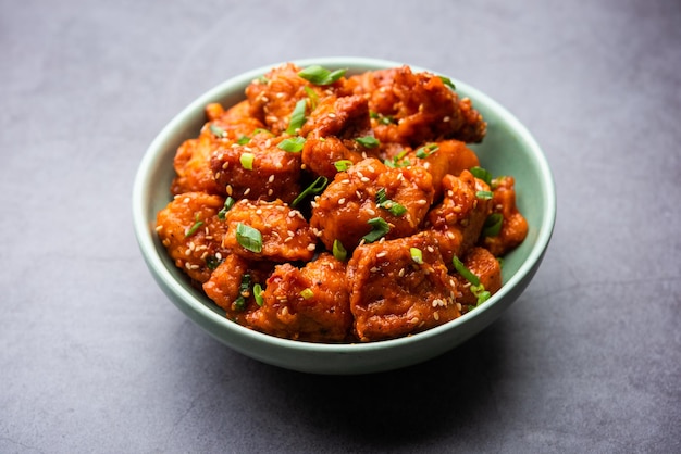 칠리 치킨 드라이는 Hakka 중국 전통의 치킨으로 인기 있는 인도-차이나 요리입니다.