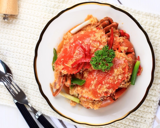 Chilli Mud Crab, Krab met Singaporese saus, Special Singapore Cuisine. Geserveerd op een wit bord