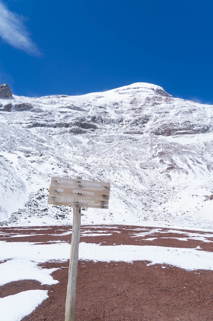 雪に覆われたチンボラソ火山