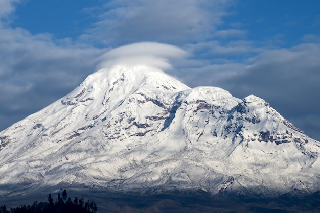 Chimborazo-vulkaan bedekt met sneeuw