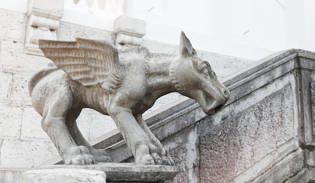 Foto chimera standbeeld van livadiya palace