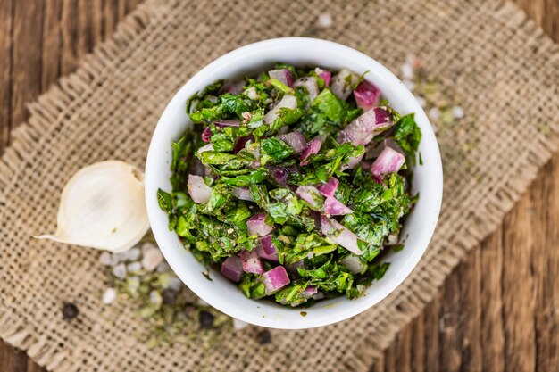 Foto chimichurri op een oude houten tafel selectieve aandacht