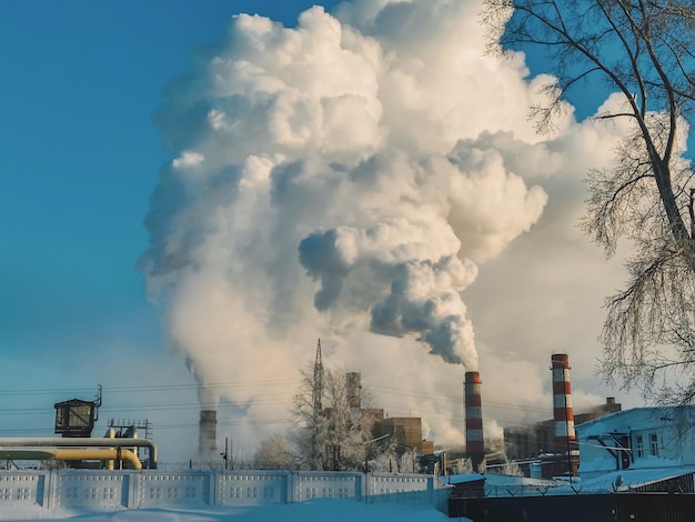 Выбросы из дымоходов промышленных электростанций на буром угле