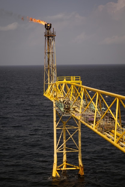 Foto camino offshore industria petrolifera e del gas