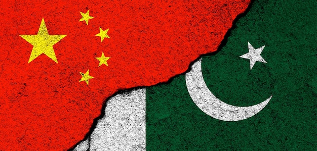 China en Pakistan Vlaggen achtergrond Concept politiek economie cultuur en conflicten oorlog Vriendschappen en samenwerking Geschilderd op betonnen muren banner foto