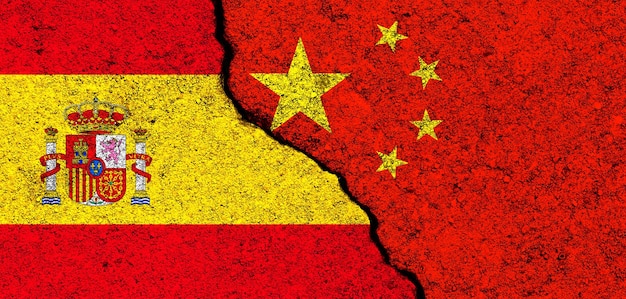 China en Spanje Vlaggen achtergrond Concept politiek economie cultuur en conflicten oorlog Vriendschappen en samenwerking Geschilderd op betonnen muren banner foto