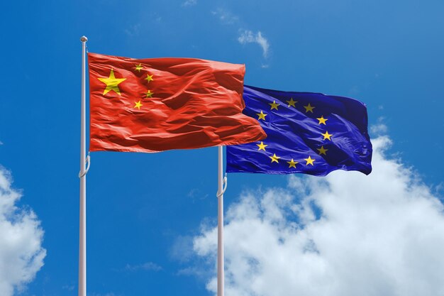 中国と欧州連合 (EU) の国旗が青い空の上に中国と欧州の貿易戦争中国で製造されたEVに対するEUの関税