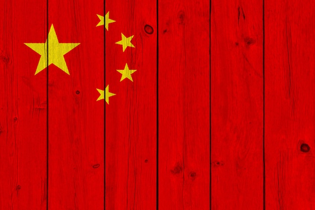 오래 된 나무 판자에 그려진 중국 깃발