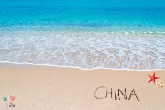 China geschreven op een tropisch strand