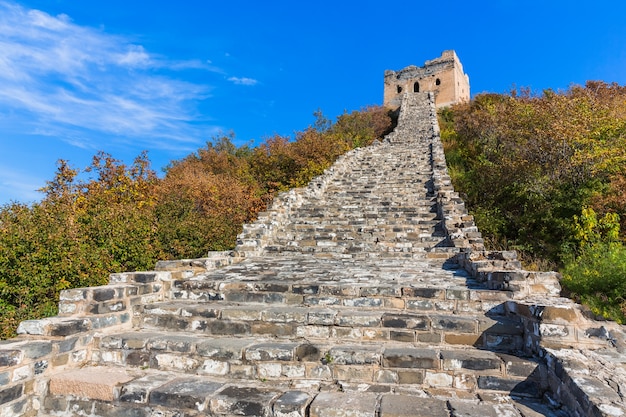 Китай на Великую стену, на склоне холма.