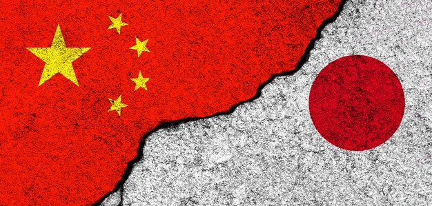 中国と日本旗の背景政治経済文化と紛争戦争の概念友情と協力コンクリートの壁に描かれたバナー写真