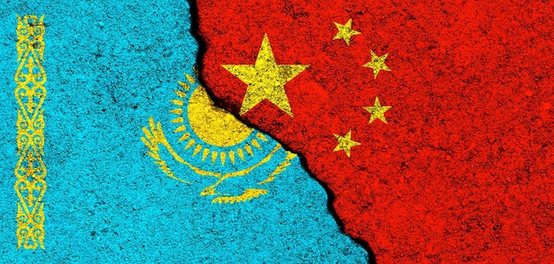 중국과 카자흐스탄 국기 배경 정치 경제 문화와 갈등 전쟁의 개념 콘크리트 벽에 그려진 우정과 협력 배너 사진