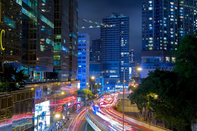 中国。香港市の夜の街。たくさんの車。フロントライトとリアライトの両方からのトラック