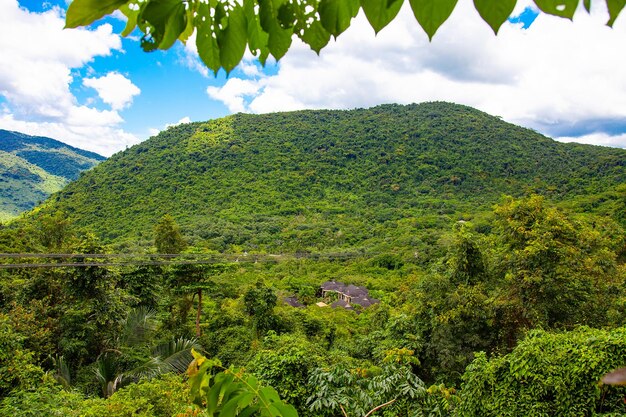 China Sanya Hainan Aireal Landschapsweergave met blauwe lucht en wolken