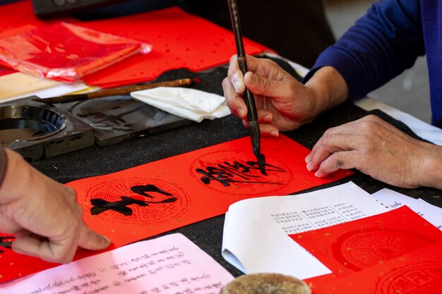 Photo china spring festival calligrapher brush characters chinese spring festival