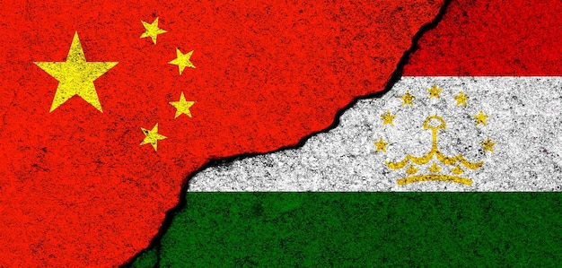 中国とタジキスタンの国旗の背景政治経済文化と紛争戦争の概念友情と協力コンクリートの壁に描かれたバナー写真
