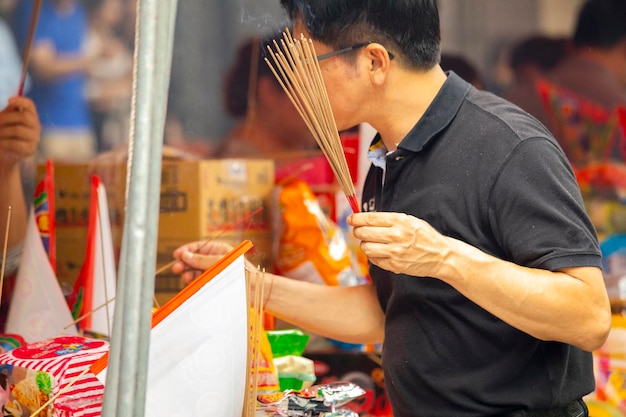 中国の伝統的な宗教中国の幽霊祭りの信者はお香を燃やし、祝福を祈ります