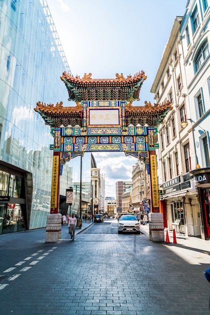 Photo chinatown chinatown features many restaurants, bakeries and souvenir shops near gerrard street in the soho area.