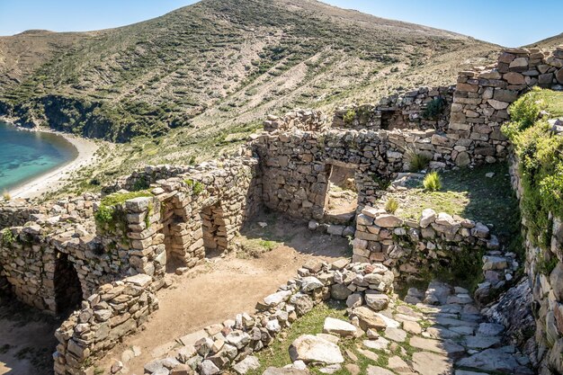 Photo chincana labyrinth inca ruins in isla del sol on titicaca lake bolivia