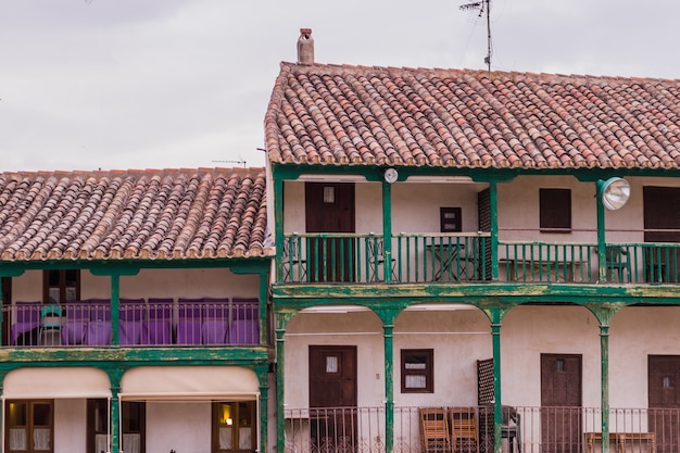 친촌은 유명한 그림 같은 고대 나무 발코니가 있는 마드리드의 전통적인 옛 스페인 마을입니다.