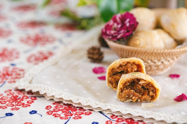 Foto chinees bladerdeeg of mooncake of taart gevuld versnipperd varkensvlees of varkenszijde