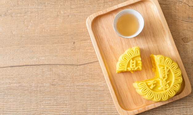 Chinees de vlaaroma van de maancake met thee op houten plaat