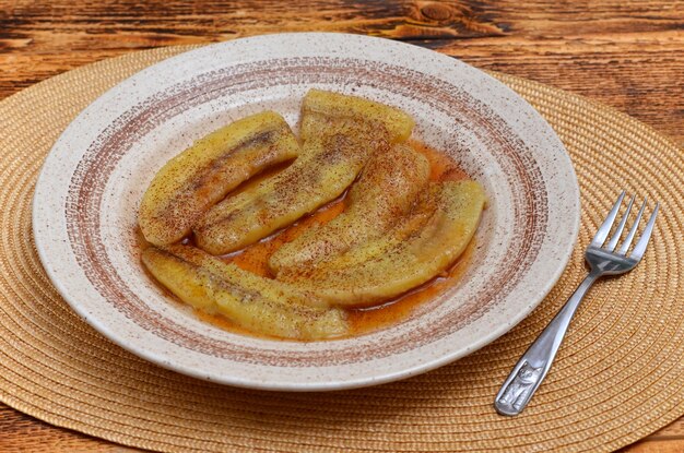 Chinees dessert gebakken bananen met karamel op tafel