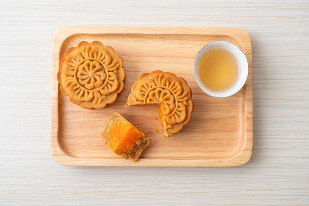 Chinees durian van de maancake en eigeelsmaak met thee op houten plaat