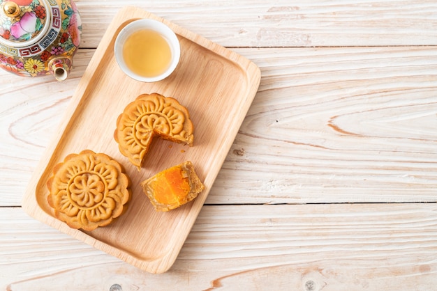 Chinees durian van de maancake en eigeelsmaak met thee op houten plaat