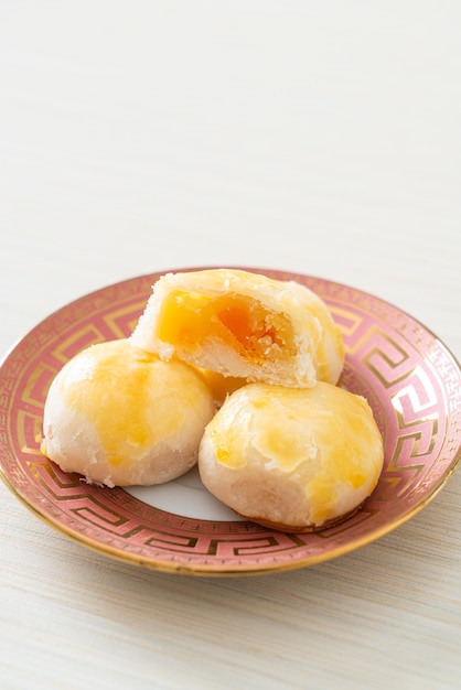 Chinees gebak maancake met gezouten ei-pinda of Loempia-gebak met noten en gezouten eieren - Aziatische stijl
