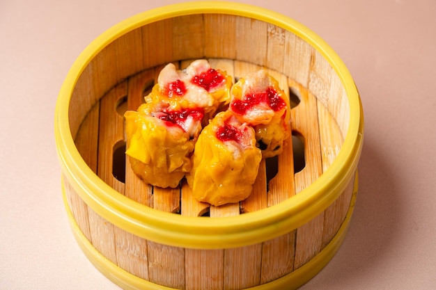 Chinees gestoomd dimsum in de traditionele keuken van bamboecontainers