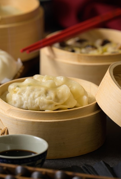 Chinees gestoomd varkensvlees Sieuw Mai Bamboo steamers met diverse dim sum Chinese keuken